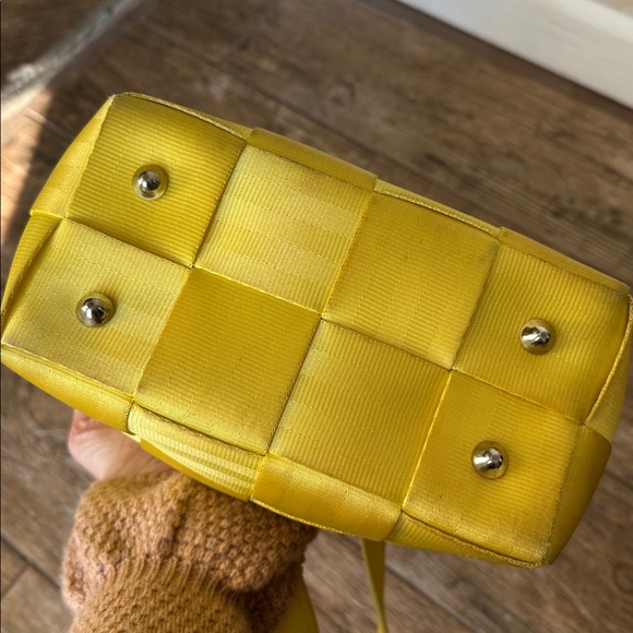 Harvey’s Seatbelt Bag Small Tote TaxiCab Yellow - Picture 6 of 7